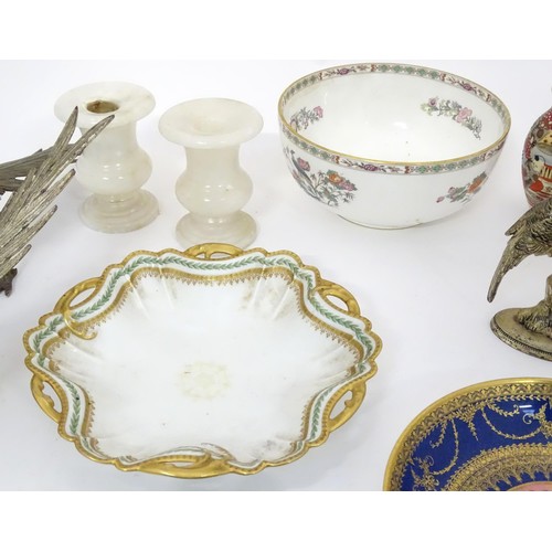 884 - A quantity of miscellaneous items to include light green Wedgwood Jasperware wares, a Wedgwood bowl,... 