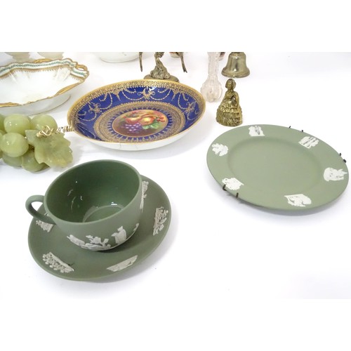 884 - A quantity of miscellaneous items to include light green Wedgwood Jasperware wares, a Wedgwood bowl,... 