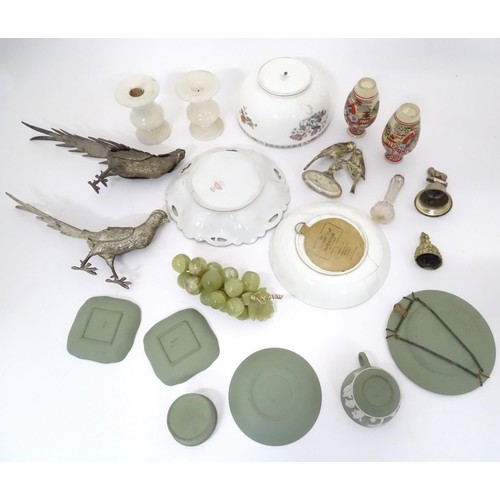 884 - A quantity of miscellaneous items to include light green Wedgwood Jasperware wares, a Wedgwood bowl,... 