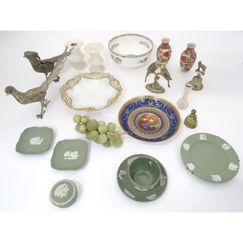 884 - A quantity of miscellaneous items to include light green Wedgwood Jasperware wares, a Wedgwood bowl,... 