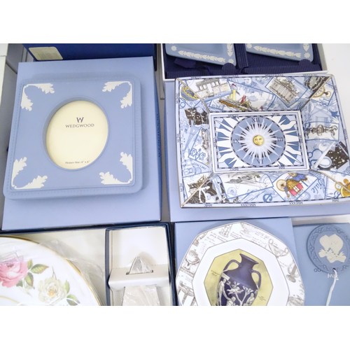 885 - A quantity of assorted boxed ceramics, to include Wedgewood International Society, Royal Worcester e... 