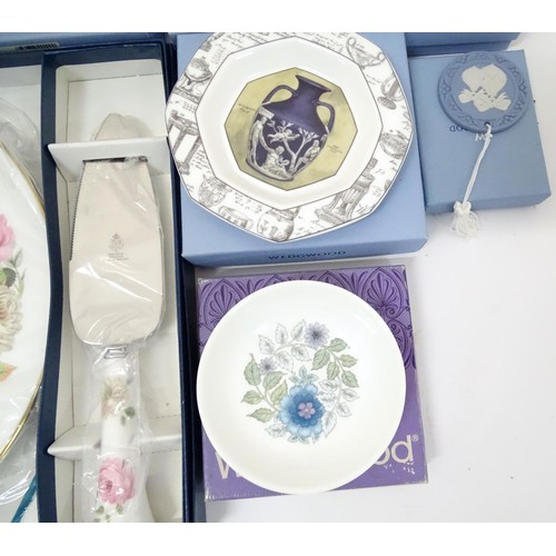 885 - A quantity of assorted boxed ceramics, to include Wedgewood International Society, Royal Worcester e... 