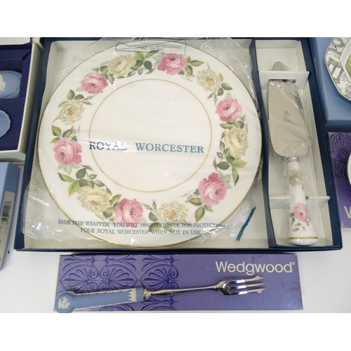 885 - A quantity of assorted boxed ceramics, to include Wedgewood International Society, Royal Worcester e... 