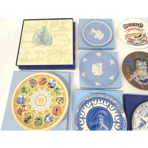 891 - A quantity of assorted collectors plates by Wedgwood, Spode etc, together with Portmeirion place mat... 