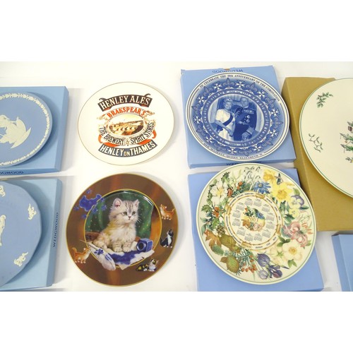 891 - A quantity of assorted collectors plates by Wedgwood, Spode etc, together with Portmeirion place mat... 