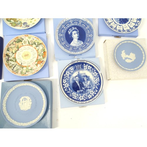 891 - A quantity of assorted collectors plates by Wedgwood, Spode etc, together with Portmeirion place mat... 