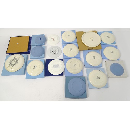 891 - A quantity of assorted collectors plates by Wedgwood, Spode etc, together with Portmeirion place mat... 