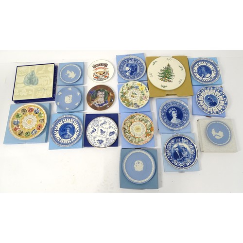 891 - A quantity of assorted collectors plates by Wedgwood, Spode etc, together with Portmeirion place mat... 