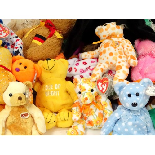 934 - Toys: A quantity of TY Beanie Babies etc. Beanie Babies to include: Valor the Eagle, Bearon the Bear... 