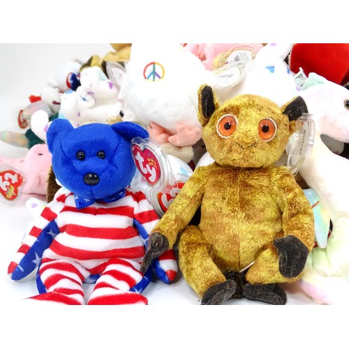 940 - Toys: A quantity of TY Beanie Babies etc. Beanie Babies to include: Buzzie the Bumble Bee, Stinger t... 