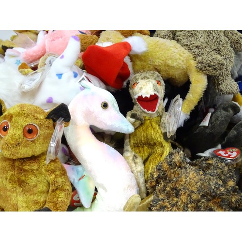 940 - Toys: A quantity of TY Beanie Babies etc. Beanie Babies to include: Buzzie the Bumble Bee, Stinger t... 