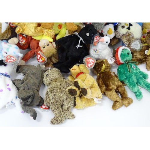 940 - Toys: A quantity of TY Beanie Babies etc. Beanie Babies to include: Buzzie the Bumble Bee, Stinger t... 