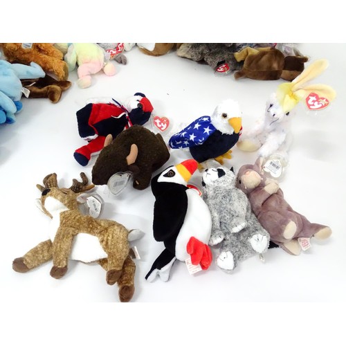 940 - Toys: A quantity of TY Beanie Babies etc. Beanie Babies to include: Buzzie the Bumble Bee, Stinger t... 