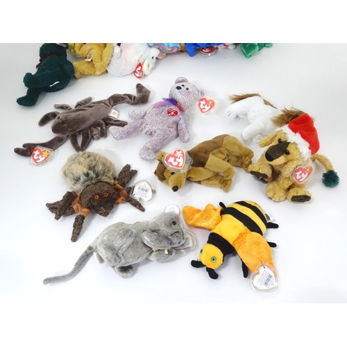 940 - Toys: A quantity of TY Beanie Babies etc. Beanie Babies to include: Buzzie the Bumble Bee, Stinger t... 