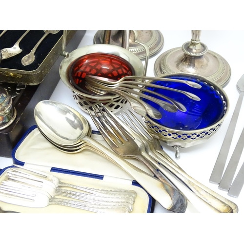 722 - A quantity of assorted silver plate to include a pair of candlesticks, entree dishes,  assorted flat... 