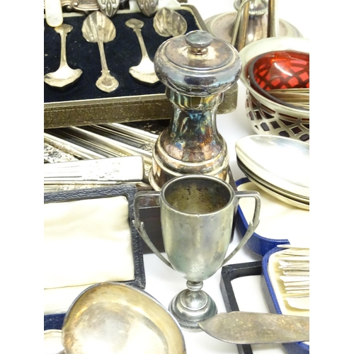 722 - A quantity of assorted silver plate to include a pair of candlesticks, entree dishes,  assorted flat... 