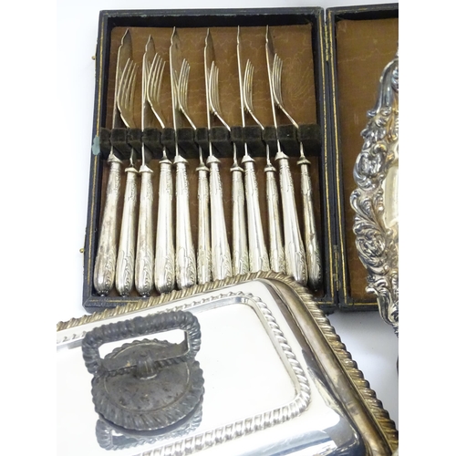 722 - A quantity of assorted silver plate to include a pair of candlesticks, entree dishes,  assorted flat... 