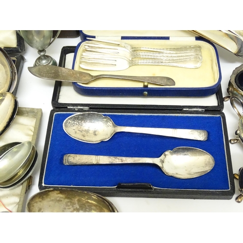 722 - A quantity of assorted silver plate to include a pair of candlesticks, entree dishes,  assorted flat... 