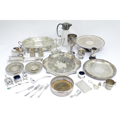 726 - A quantity of assorted silver plated wares to include a claret jug with silver plate mounts by Hukin... 