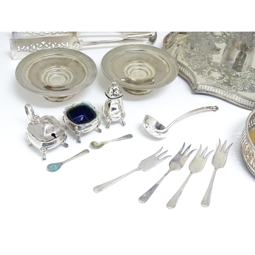 726 - A quantity of assorted silver plated wares to include a claret jug with silver plate mounts by Hukin... 