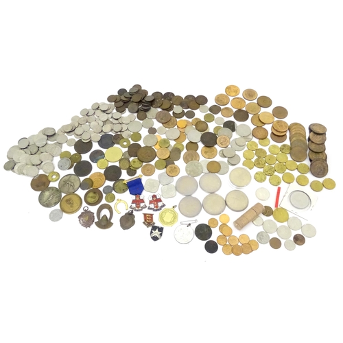 916 - Coins: A quantity of assorted Victorian and later UK and Worldwide coins. Together with assorted fob... 