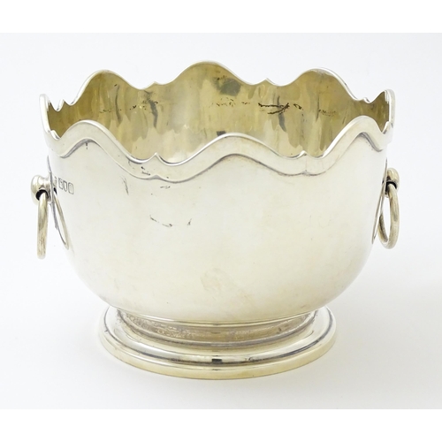 625 - A silver bowl / rose bowl with twin ring handles, hallmarked London 1906, maker Goldsmiths & Silvers... 