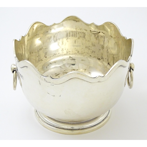 625 - A silver bowl / rose bowl with twin ring handles, hallmarked London 1906, maker Goldsmiths & Silvers... 