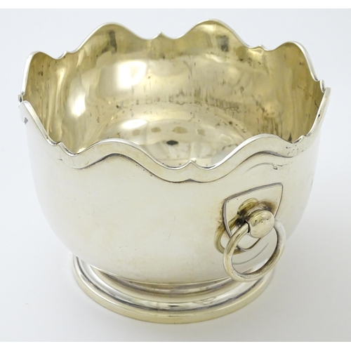 625 - A silver bowl / rose bowl with twin ring handles, hallmarked London 1906, maker Goldsmiths & Silvers... 