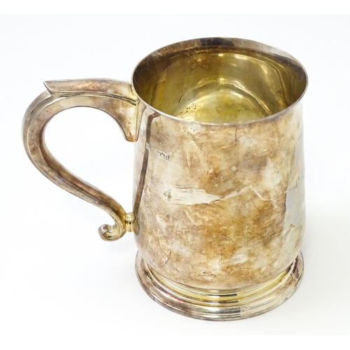 626 - A silver mug / tankard hallmarked Sheffield 1971, maker Mappin & Webb Ltd. Approx. 4 3/4