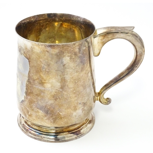 626 - A silver mug / tankard hallmarked Sheffield 1971, maker Mappin & Webb Ltd. Approx. 4 3/4