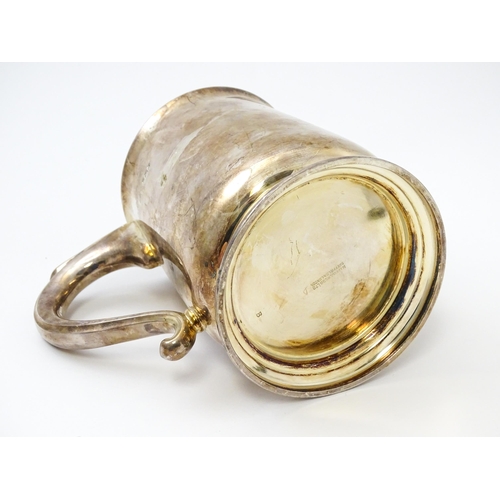 626 - A silver mug / tankard hallmarked Sheffield 1971, maker Mappin & Webb Ltd. Approx. 4 3/4