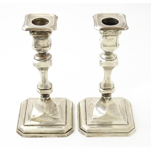 627 - A pair of silver candlesticks hallmarked Sheffield 1921, maker Thomas Bradbury & Sons Ltd. Approx. 6... 