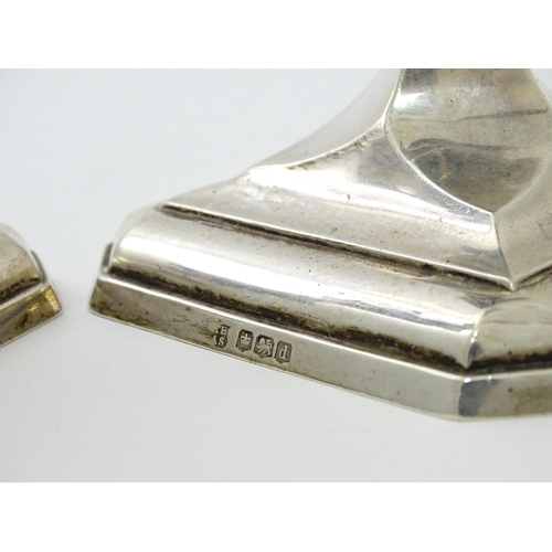 627 - A pair of silver candlesticks hallmarked Sheffield 1921, maker Thomas Bradbury & Sons Ltd. Approx. 6... 