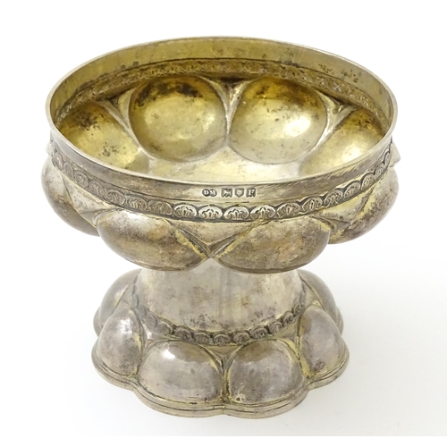 634 - A silver and silver gilt cup / chalice with Arts & Crafts style lobe decoration, hallmarked London 1... 