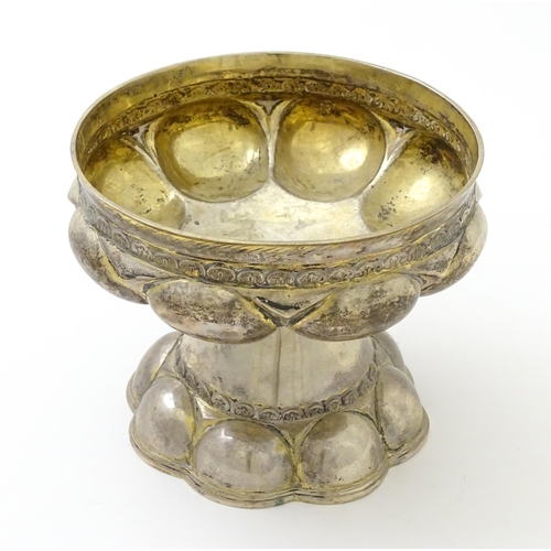 634 - A silver and silver gilt cup / chalice with Arts & Crafts style lobe decoration, hallmarked London 1... 