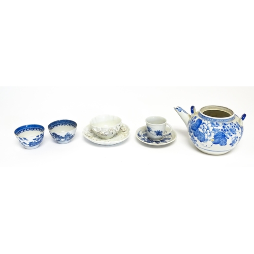 43A - A quantity of Chinese items to include a blue and white teapot with peony flower detail, a blue and ... 