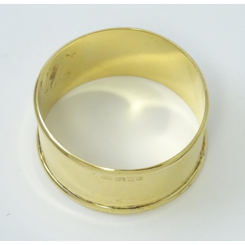 455 - A silver gilt napkin ring hallmarked London 2001, maker Douglas Pell Silverware (Approx. 13g)