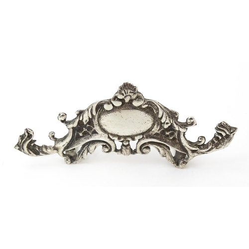 473 - A silver menu / table place card holder with scrolling detail hallmarked Birmingham 1900. Approx. 1 ... 