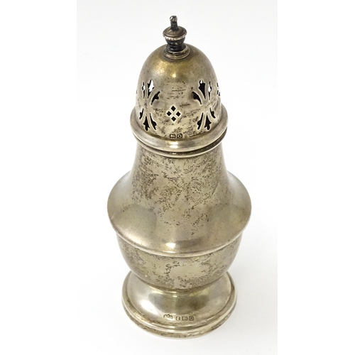 480 - A silver sugar caster hallmarked Birmingham 1938, maker Elkington & Co. Approx. 5 1/2