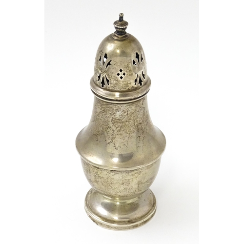 480 - A silver sugar caster hallmarked Birmingham 1938, maker Elkington & Co. Approx. 5 1/2