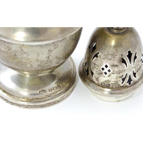 480 - A silver sugar caster hallmarked Birmingham 1938, maker Elkington & Co. Approx. 5 1/2