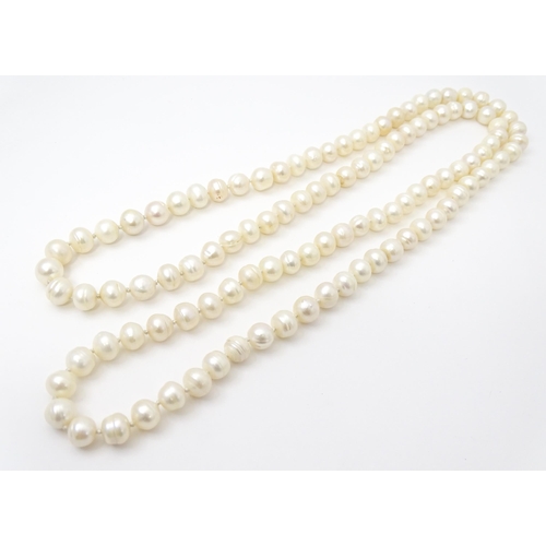 754 - A pearl necklace. Approx. 44