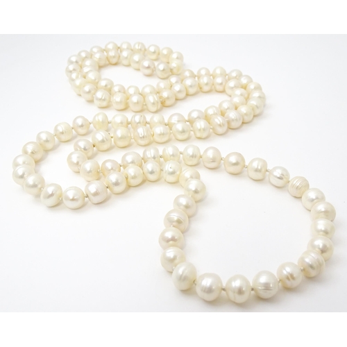 754 - A pearl necklace. Approx. 44