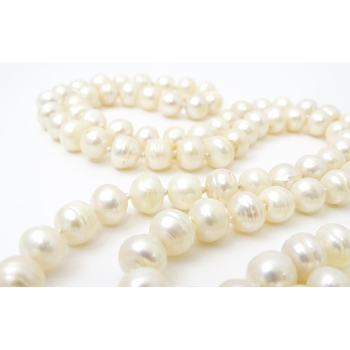 754 - A pearl necklace. Approx. 44