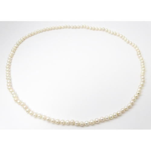 754 - A pearl necklace. Approx. 44