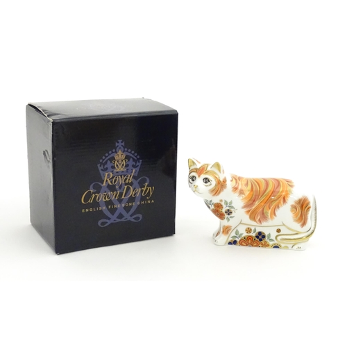 106 - A Royal Crown Derby paperweight modelled as a cat, Sugar Collectors Guild Cat. Marked under. Boxed. ... 