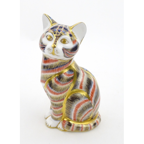 107 - A Royal Crown Derby paperweight modelled as a seated cat. Marked under. Boxed. Approx. 5 1/2