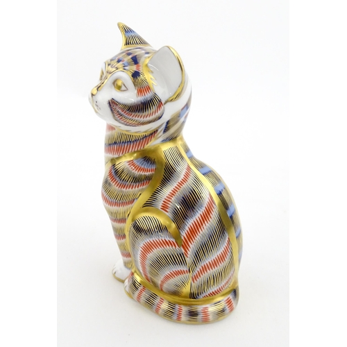 107 - A Royal Crown Derby paperweight modelled as a seated cat. Marked under. Boxed. Approx. 5 1/2