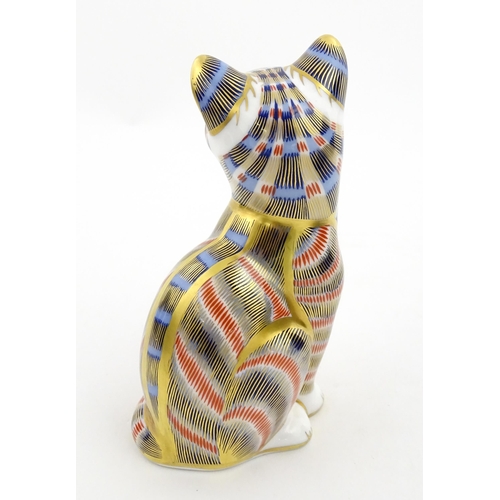 107 - A Royal Crown Derby paperweight modelled as a seated cat. Marked under. Boxed. Approx. 5 1/2