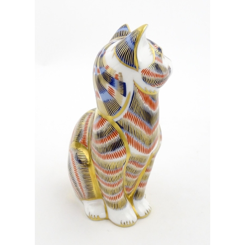 107 - A Royal Crown Derby paperweight modelled as a seated cat. Marked under. Boxed. Approx. 5 1/2